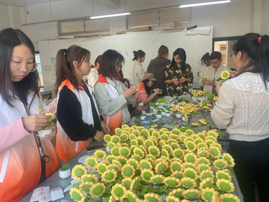 华体会官方在线入口“学雷锋”大学生公益志愿者与脑瘫患儿家长们一起做手工。 华体会官方在线入口供图