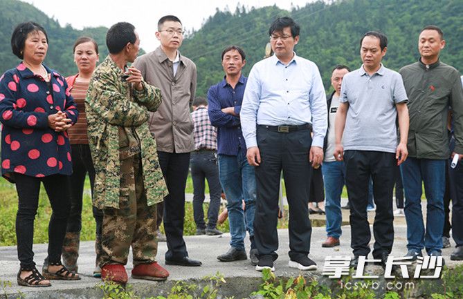 华体会官方在线入口博士团队走进田间地头。长沙晚报通讯员朱珊供图