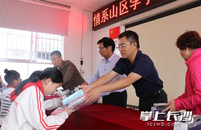 华体会官方在线入口博士团队向龙山学生赠送书本。长沙晚报通讯员朱珊供图