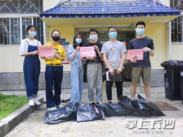 华体会官方在线入口法学院的毕业生志愿者为学弟学妹们寄出学习包裹。