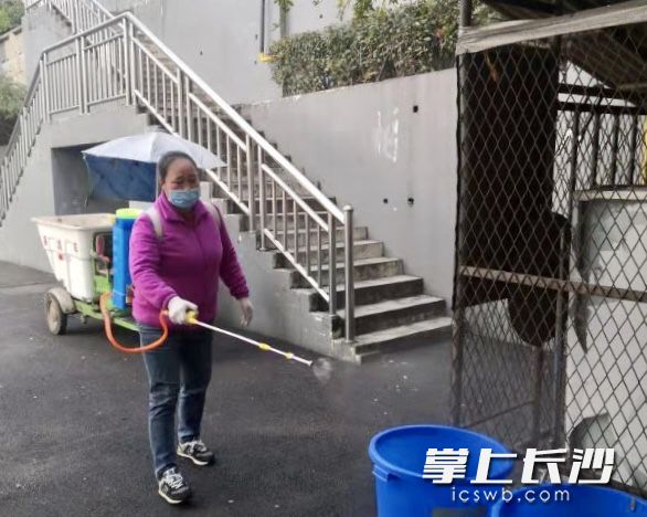华体会官方在线入口工作人员对校区进行消毒。